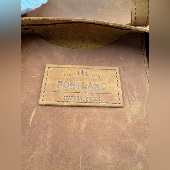 Portland Leather MEDIUM CROSSBODY TOTE Classic in Dakota - Picture 7 of 8